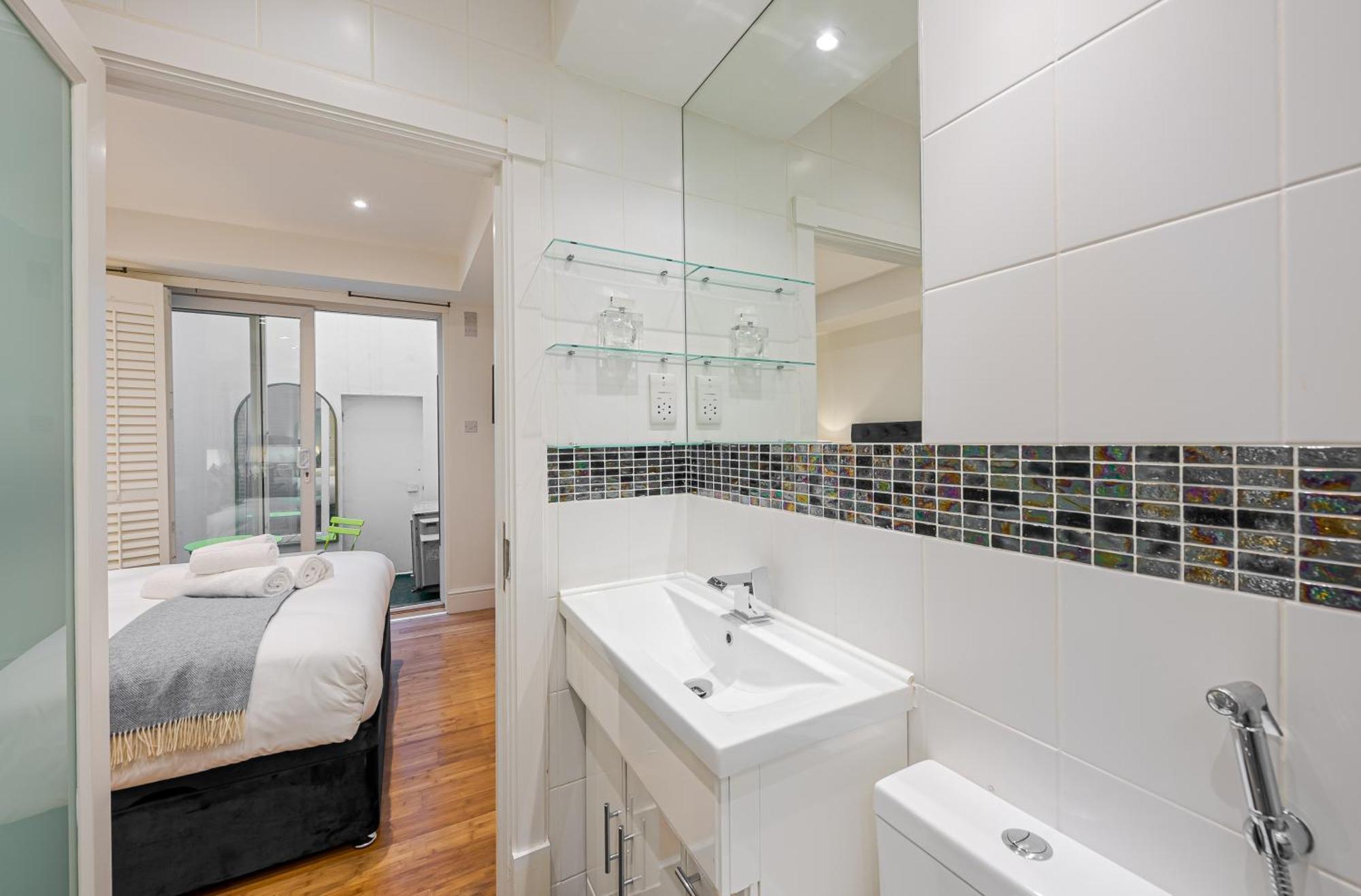 Chic Belgravia Hideaway With Private Patio 10 Mins To Harrods London Bagian luar foto