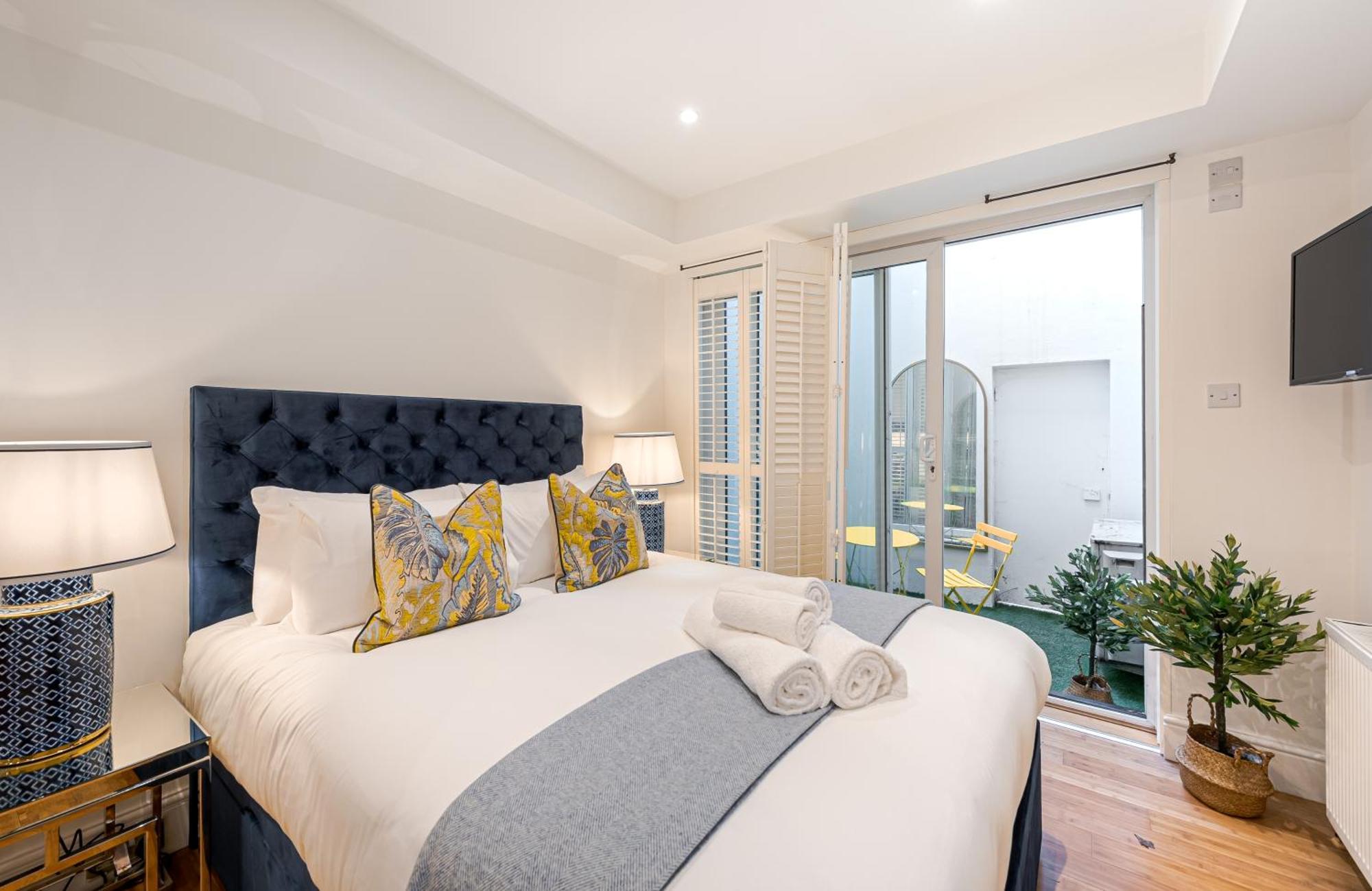 Chic Belgravia Hideaway With Private Patio 10 Mins To Harrods London Bagian luar foto